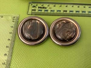 RETRO AÑOS 80 VINTAGE Grande Redondo BOTÓN BRILLO MARRÓN Clip En PENDIENTES PARCHE CARNICERO! - Imagen 1 de 6