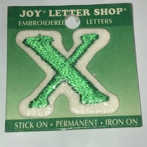 Joy Letter Shop grün x 1,5" zum Aufbügeln bestickt permanente Applikation zum Aufkleben  - Bild 1 von 3
