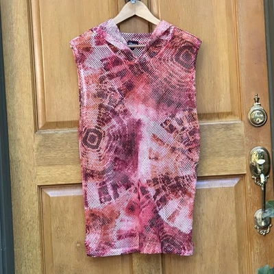 Camiseta sin mangas con red nueva con etiquetas de Mission por F. Ady grande con capucha roja patrón tie dye Foto 1 de 4
