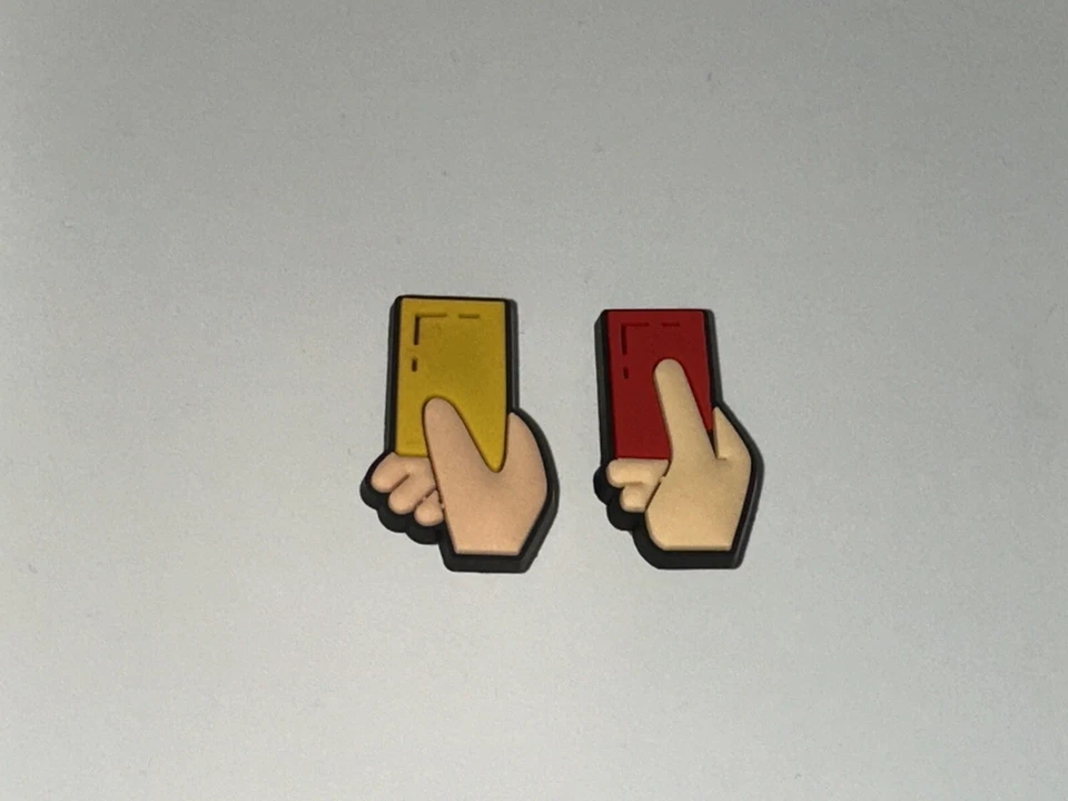 Paquete de 2 dijes de tarjeta roja y tarjeta amarilla de fútbol para cocodrilos y zapatos con agujeros Foto 1 de 1