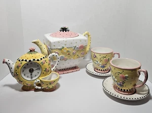 Tetera Mary Engelbreit 1999 vintage, 2 tazas y platillos, reloj de té - Imagen 1 de 24