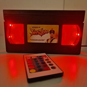 Simbad's Shazam Shazaam LED VHS Video Cinta Luz Lámpara Cumpleaños Navidad Regalo Retro - Imagen 1 de 4