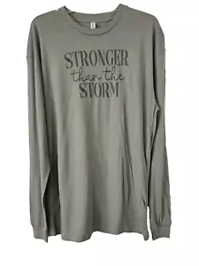 Love In Faith Unisex Herren-T-Shirt Größe L Stronger Than The Storm - Bild 1 von 1