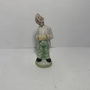 Estatuilla de payaso vintage de porcelana bisque de 8" (acordeón) - Imagen 1 de 7