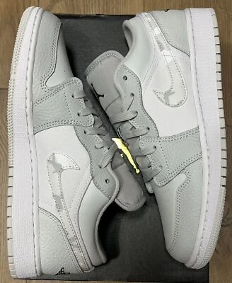 Nike Air Jordan 1 Low SE Blanco Camuflaje 4Y-7Y Fotón Gris Polvo Niebla DD3234-100 Foto 1 de 4