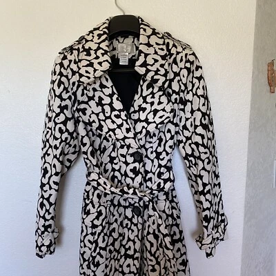 Gabardina de diseñador Alberto Makali para mujer con charreteras con botones forradas con cinturón talla 10 Foto 1 de 4