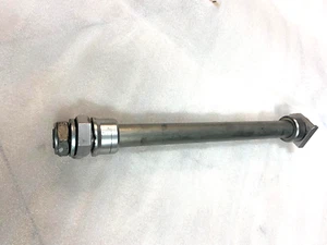 ASSE PERNO RUOTA POSTERIORE SUZUKI V STROM 800 DE SE 64711-25L00 - Picture 1 of 4