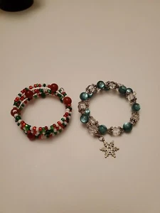 2 Memory Wire Holiday Winter Snowflake Themed Bracelets Handmade Glass & Acrylic - Picture 1 of 5