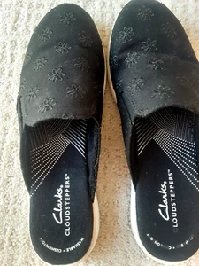 CLOUD STEPPERS SCHWARZE BEQUEME SLIPPER MIT BLUMENMUSTER GRÖSSE 7 - Bild 1 von 7