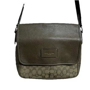 Bolso Mensajero Coach Verde sobre Verde Bandolera Solapa Usado en Excelente Condición Unisex Cartera Firma - Imagen 1 de 10