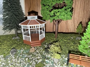 HO Scale 1:87 Gazebo - Brown and White/Brown Base - Picture 1 of 3