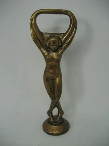 Antico apribottiglie in metallo birra erotica in piedi come donna nudo - Foto 1 di 6