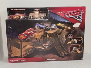 Juego de pistas de salto de medianoche de Disney Cars Lightning McQueen Smokey nuevo sellado - Imagen 1 de 6