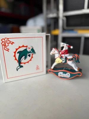 Miami Dolphins Danbury 2007 como nuevo adorno de caballo mecedor de Navidad en caja Foto 1 de 4