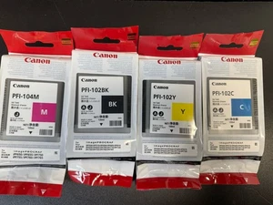 Lot de 4 réservoirs d'encre Canon PFI-102/PFI-104 - BK, C, M, Y d'origine OEM neufs - Photo 1/2
