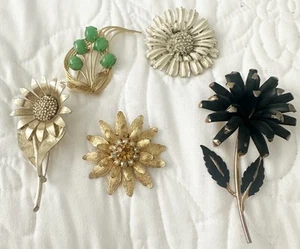 VINTAGE FLOWER THEMED BROOCH LOT - ASSORTED METALS & MATERIALS - 5 Pcs - Picture 1 of 14