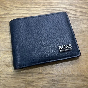 Hugo Boss men's black Pebble Grain leather bi-fold wallet - Picture 1 of 13