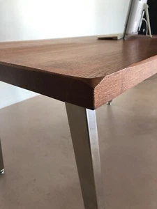 Tavolo moderno scrivania in legno di rovere massello e gambe in acciaio cromato - Foto 1 di 12