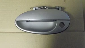 DAEWOO / CHEVROLET MATIZ 1998-2004 PASAJERO DELANTERO EXTERIOR MANIJA DE PUERTA PLATEADA - Imagen 1 de 1