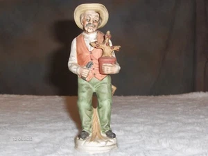 ALTE MANNFIGUR MIT BESCHNEIDUNGSSCHERE UND BLUMENTOPF MIT BAUMZWEIGEN - Bild 1 von 2