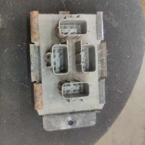 Tail Light Junction Block With Bracket Fits 2002-06 Chevrolet Suburban 15084541 - Picture 1 of 2