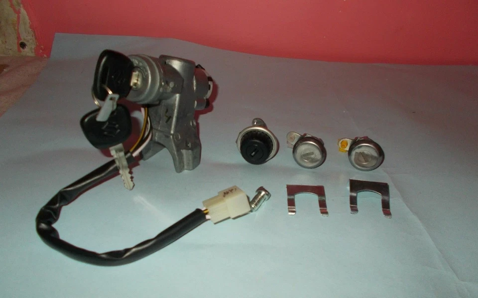 JUEGO DE CERRADURA GUANTERA PUERTA VASO ENCENDIDO SUZUKI SJ410 SJ413 SAMURAI SIERRA Foto 1 de 2