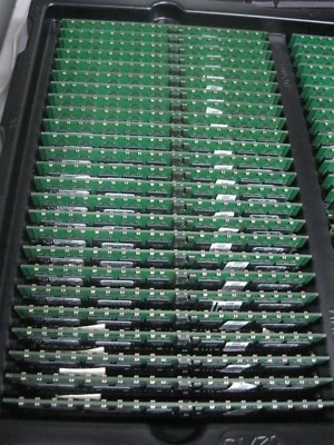LOT 24 Kingston KTM2865/2G DDR2-RAM 1GB PC2-3200R ECC Memory  - Image 1 of 3