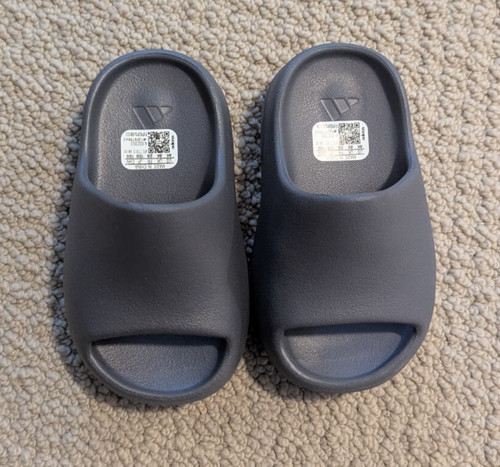 Yeezy Slide bambino US 8k grigio ardesia prodotto da Adidas. Nuovo con scatola.