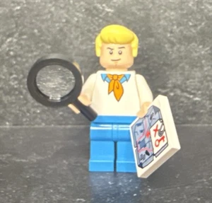 LEGO Scooby-Doo Fred Jones Minifigura scd008 Gran Forma Auténtica - Imagen 1 de 2