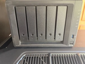 Synology DS1019+ 5 Bay + 5 X Seagate IronWolf 8TB + 2 X Samsung 870 Evo 512GB - Picture 1 of 5