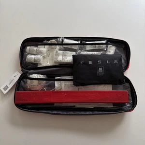 ORIGINAL TESLA FIRST AID KIT / FIRST AID KIT WITH HI-VIS RED TRIANGLE AND BAG NEU - Bild 1 von 2