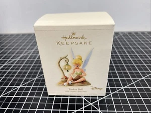 Adorno de Navidad Hallmark Keepsake 2006 Disney Tinker Bell Reading - Peter Pan - Imagen 1 de 11