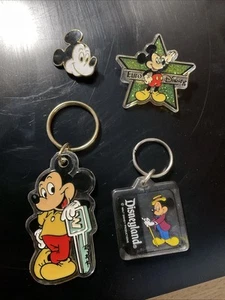 2 X vintage Disney keyrings & 2 X Vintage Pin Badges -Mickey and Minnie Mouse - Foto 1 di 12