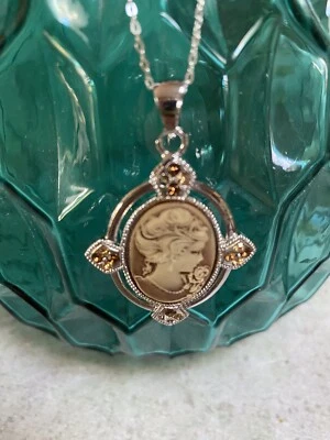 Lindo pingente camafeu multitom com strass âmbar/marrom, corrente tom prata - Imagem 1 de 4