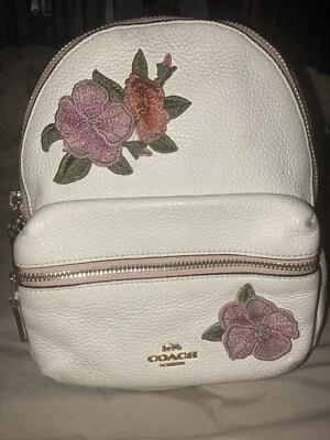 Último cambio de precio solo por hoy... Mini mochila Coach de cuero blanco Foto 1 de 4