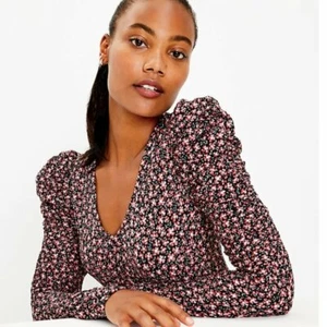 Top Ann Taylor LOFT Floral Mangas Puff en Negro y Rosa S, M, L, XL - Imagen 1 de 3