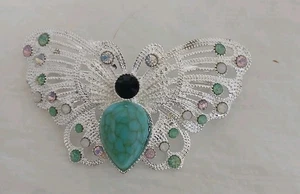 Hübsche silberfarbene filigrane Optik Schmetterling Anstecknadel Brosche Faux Türkis Körperfarbe - Bild 1 von 2