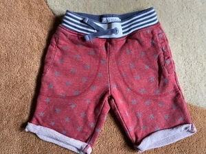 Mini Boden 5 washed red sweatshirt shorts with gray stars - Picture 1 of 5