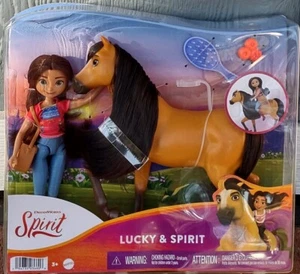 NUOVO/NUOVO CON SCATOLA 2021 Spirit & Lucky Collector Doll & Horse Play Set - Mattel/DreamWorks - Foto 1 di 3