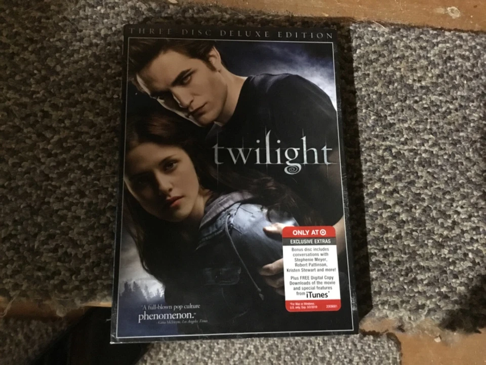 TWILIGHT 3-DISC DELUXE EDITION TARGET EXCLUSIVE Mint only watched once  - Image 1 of 1