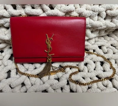 Bolso de Hombro Saint Laurent YSL Mediano Kate Borla - Cartera de Diseñador de Cuero Rojo Foto 1 de 4