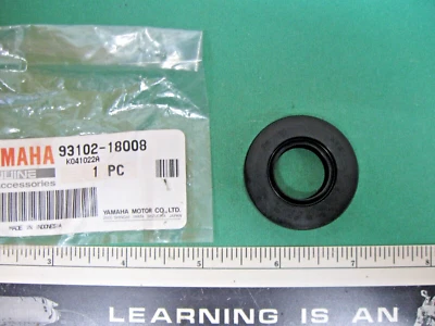 YAMAHA YJ2 AT1 AT2 AT3 DT100 DT125 DT175 NOS OEM МАСЛЯНОЕ УПЛОТНЕНИЕ 93102-18008-00 jh - Изображение 1 из 4