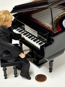 Maison de Poupées Miniature Homme Jouant A Noir Piano 1:12 Instrument Tumdee - Imagen 1 de 14