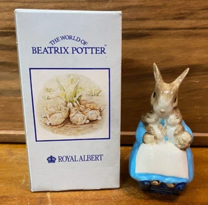 Encantadora figura firmada ""Mrs Rabbit & Bunnies"" de Royal Albert Beatrix Potter ""Mrs Rabbit & Bunnies"" SW44 - Imagen 1 de 17