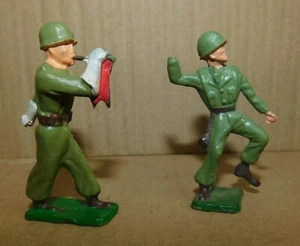 STARLUX 2 ANCIENS PETITS SOLDATS 57mm US ARMY TROMPETTE ET LANCEUR DE GRENADE - Picture 1 of 8