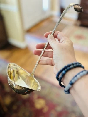 Este es un antiguo cucharón grande de plata de finales de 1800 con un mango ornamentado Foto 1 de 4