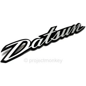 OEM Nissan 90806-E4601 70-73 Datsun 240Z Rear Datsun Emblem Badge Genuine Part - Foto 1 di 2