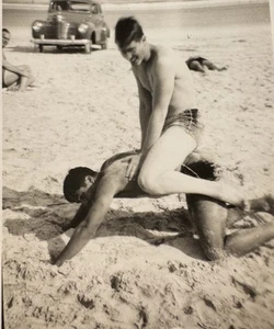 BADEANZUG BUDDIES Strand HUCKEPACK REITEN! 40er Jahre liebevolle Männer Foto GAY INT - Bild 1 von 3