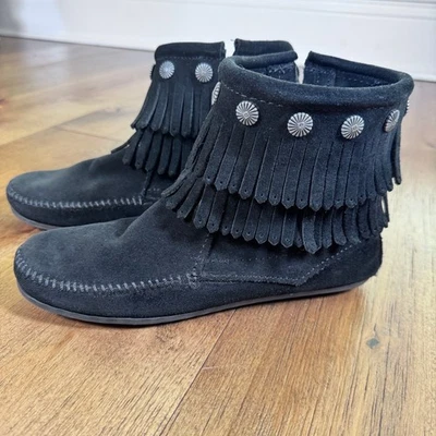Minnetonka 699 Botas Mocasín Doble Flecos Cremallera Lateral Negro Gamuza Concho Mujeres 6 Foto 1 de 4