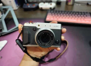 Cámara digital compacta Fujifilm FinePix X30 12,0 MP 4x zoom óptico plateada - Imagen 1 de 6